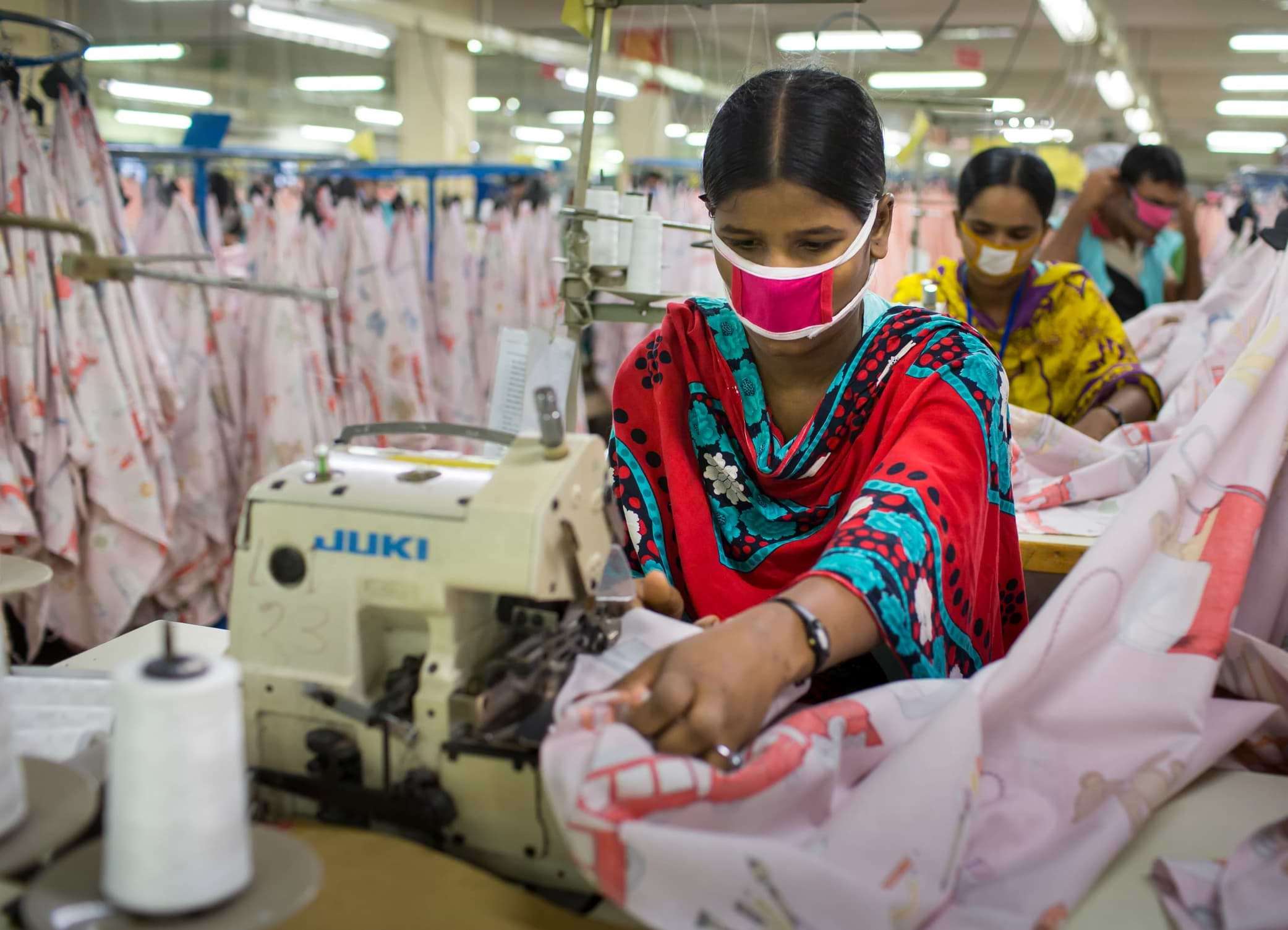 Arbeiterinnen in einer Textilproduktion in Bangladesch